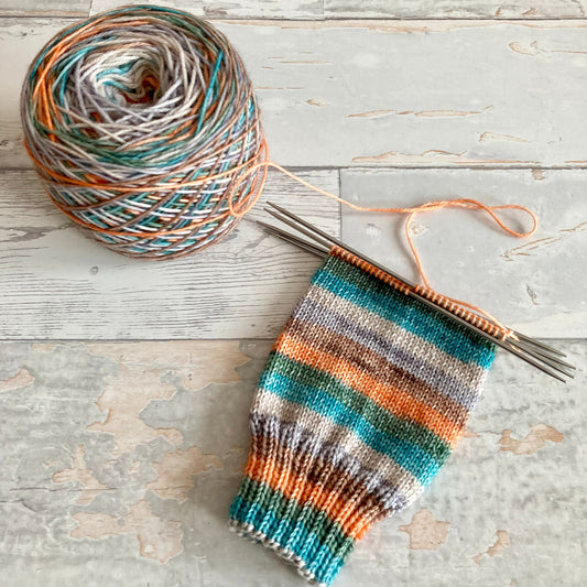 The Burrow, 6 stripes, self-striping sockyarn, handdyed sockyarn, handdyed yarn, handdyed wool
