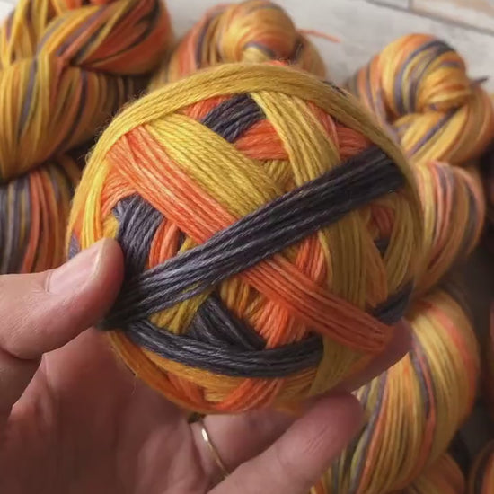 Jack O'Lantern,  4 stripes, self-striping sockyarn, handdyed sockyarn, handdyed yarn, handdyed wool