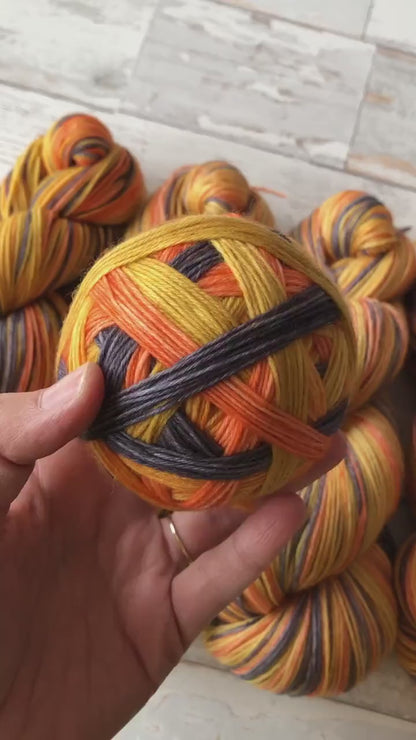 Jack O'Lantern,  4 stripes, self-striping sockyarn, handdyed sockyarn, handdyed yarn, handdyed wool