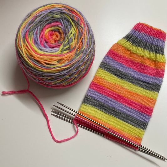 Sittin' in the Morning Sun, 5 Streifen, selbststreifendes Sockengarn, handgefärbte sockenwolle, handgefärbtes Garn, handgefärbte wolle