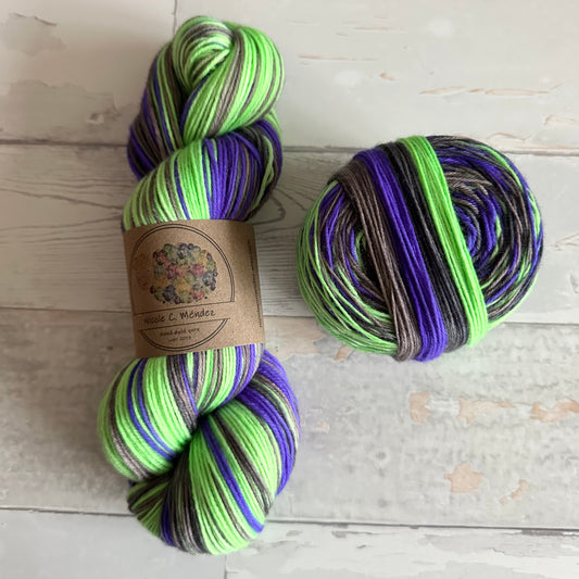 Cauldron, 4 stripes, self-striping sockyarn, handdyed sockyarn, handdyed yarn, handdyed wool